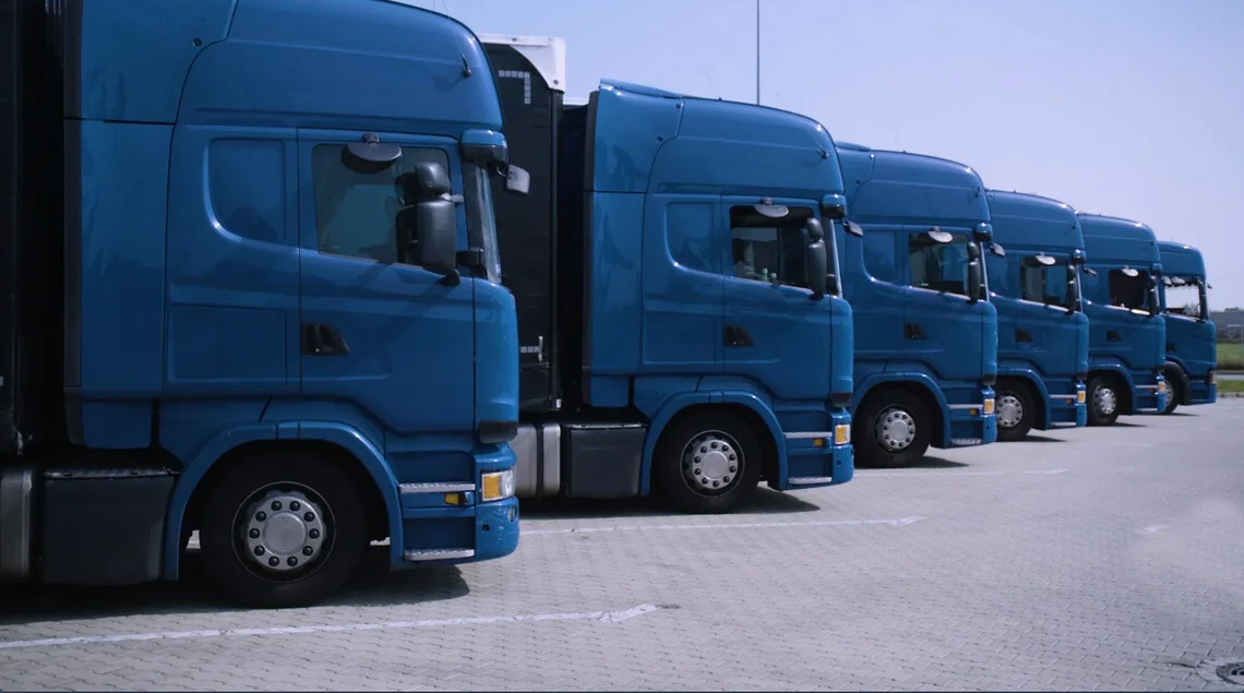 Frota de caminhões estacionados, prontos para rodar